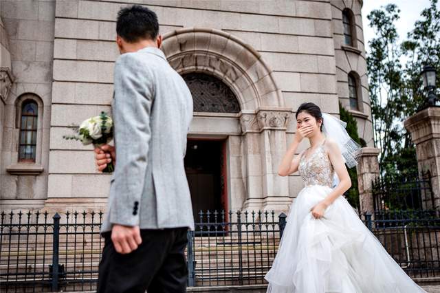 婚纱白色和黑色的意思_婚纱照纯白色背景_高级感内景黑白色婚纱照